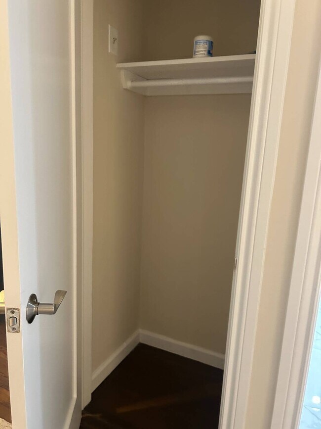 Building Photo - 260 Eastchester Rd