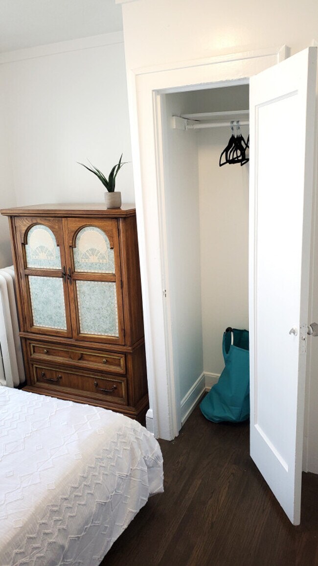 Building Photo - 1916 N Oliver Ave