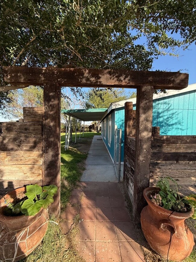 Building Photo - Counties Property on an Acre for Rent!