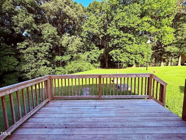 Building Photo - 1000 Meadowgreen Dr