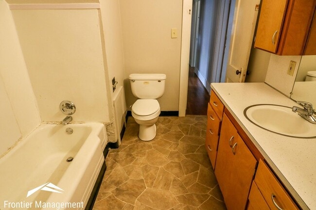Building Photo - Beautiful Bungalow Located in Central Manh...
