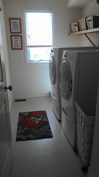 Laundry - 524 Allard Pl