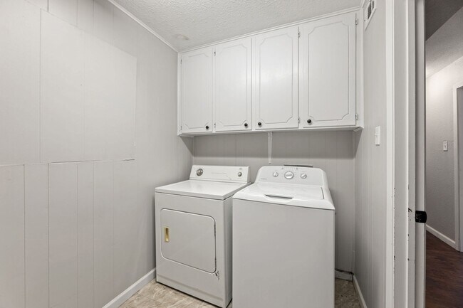 Building Photo - 8009 Northbrook Dr