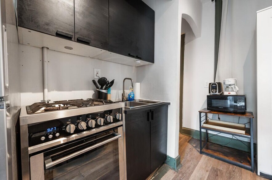 Building Photo - 330 E 61st St