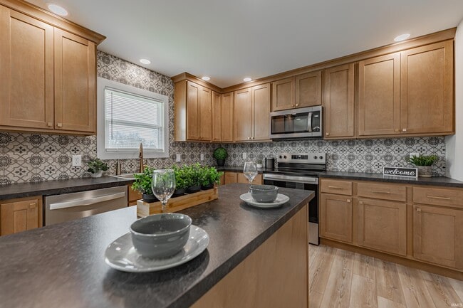 Building Photo - 911 Mayfair Dr