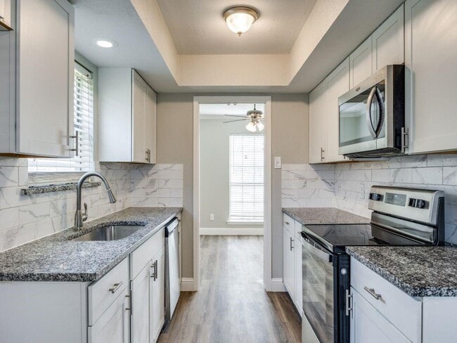 Building Photo - 2623 Summertree Dr