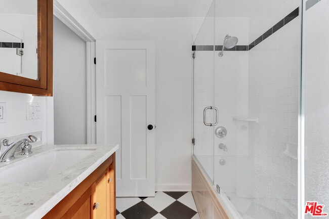 Building Photo - 6117 Glen Holly St