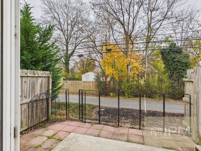 Building Photo - 1/2 First Months Rent!! Bright 2 Bed, 1.5 Bath Townhome in New Cumberland!