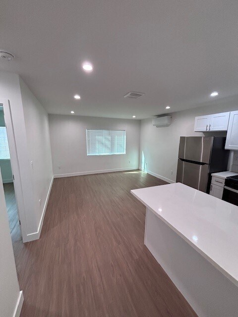 Building Photo - 205 1/2 W Colden Ave