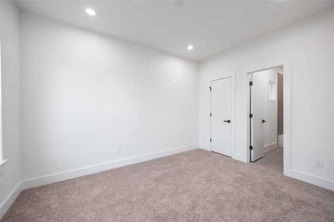 Building Photo - 6735 Peerless St