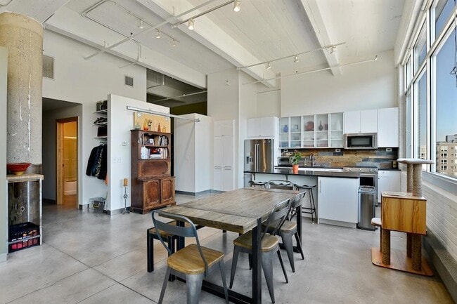 Building Photo - 700 N Washington Ave