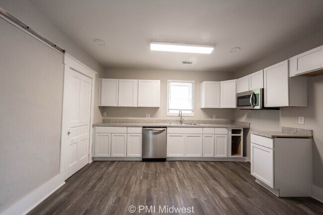 Building Photo - "Charming 3-Bedroom Duplex Haven on W 29th St – Spacious 1031 Sq Ft Gem in Indianapolis!"
