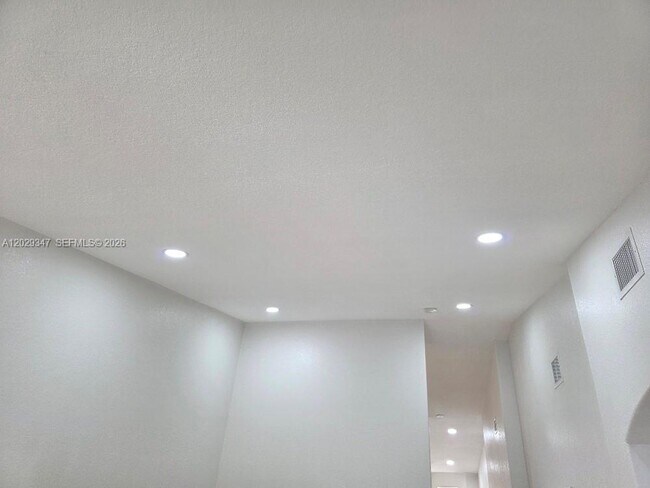 Building Photo - 1661 SE 29th Ct