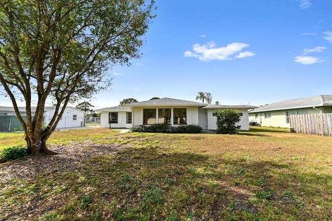 Building Photo - 571 SE Anchor Ln