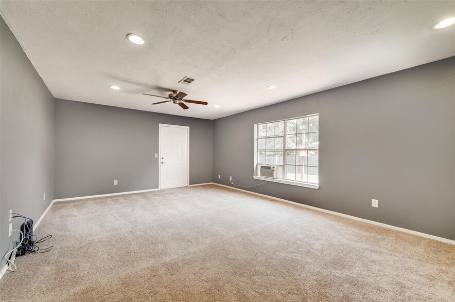 Building Photo - 13635 Willow Bend Rd