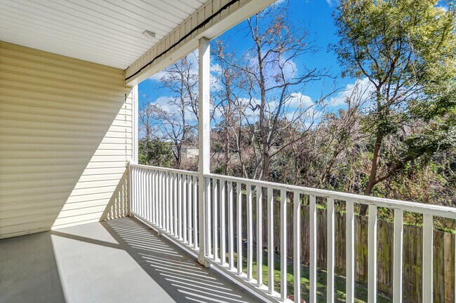 Building Photo - 324 Laurel Oak Ln