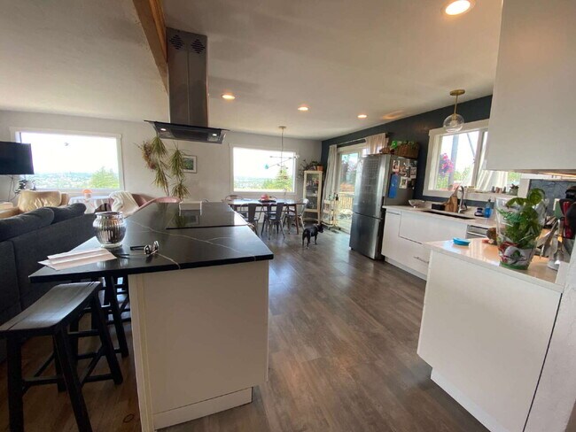 Building Photo - Spectacular Panoramic View at this 5-bed, ...