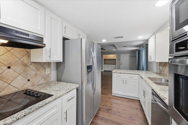 Building Photo - 6795 Greenwood Dr