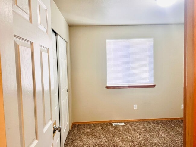 Building Photo - Enormous 4 Bed 2.5Bath + Bonus Room Great Lacey Neighborhood