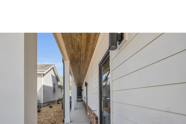 Building Photo - Modern 4-Bed Townhouse in Ridgedale – Minu...