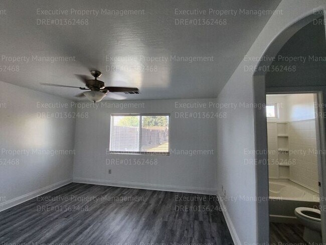 Building Photo - 4 bedroom/ 2 bathroom located in the South...