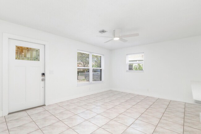 Building Photo - 411 Summa St