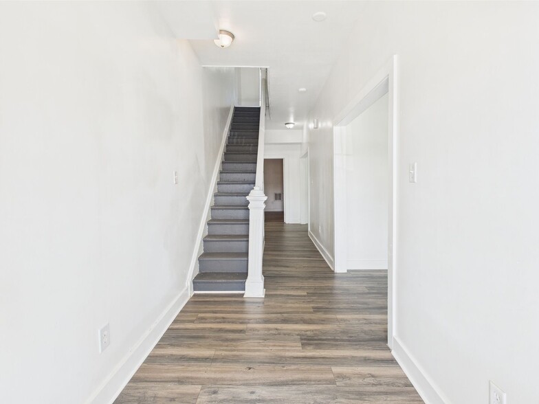 Building Photo - 1610 N 28th St