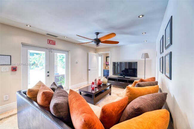 Building Photo - 5826 SW 17th St