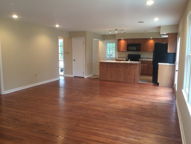 Building Photo - Charming 4 Bedroom / 2 Bathroom Home Brist...