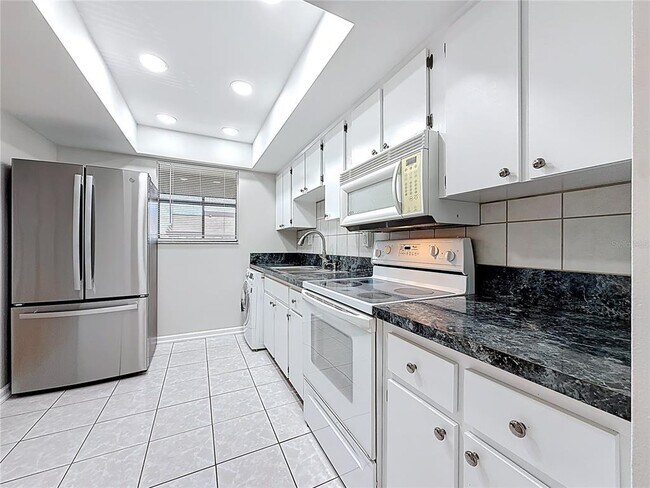 Building Photo - 890 N Village Dr