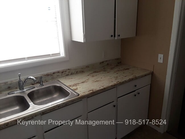 Building Photo - Spacious 4 Bedroom House