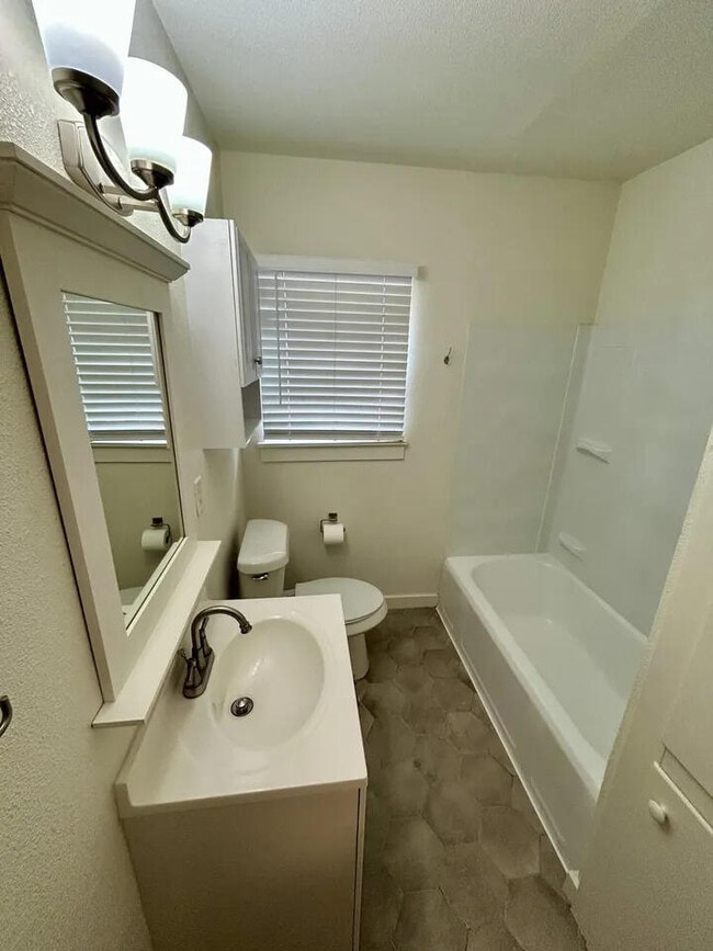 Building Photo - 2214 25th St