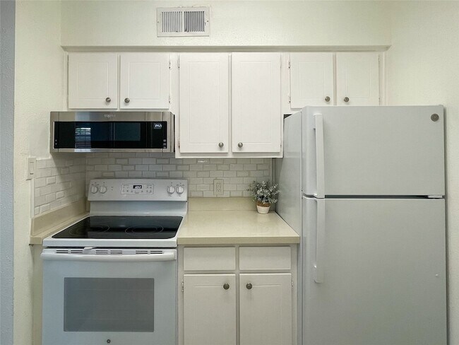 Building Photo - 3402 Garrott St