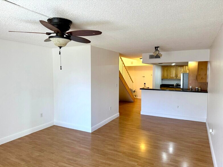 Primary Photo - 9365 Fontainebleau Blvd