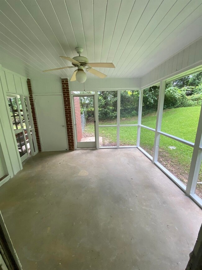 Building Photo - 2073 Hollywood Dr