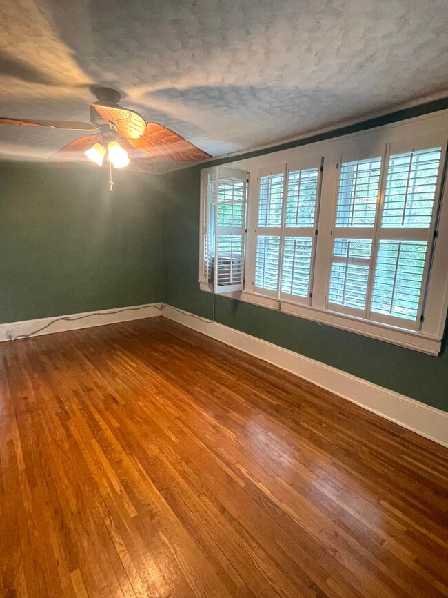 Building Photo - Beautiful Historic Kenilworth 3 bed, 1.5 b...