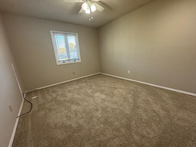 Building Photo - HOT PROPERTY ALERT! Your Dream Starter 3 Bedroom, 1 Bath Home in Springfield Awaits!