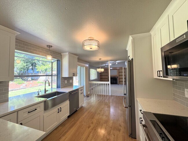 Building Photo - Charming 3-Bedroom Home in Desirable Gem H...