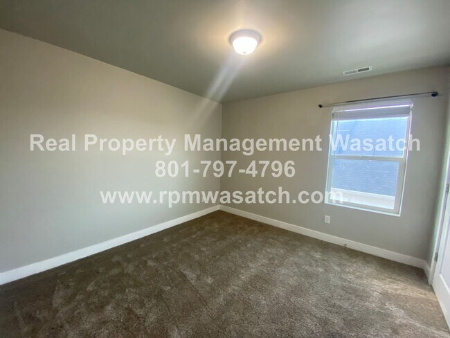 Building Photo - Rent This Beautiful 3 Bedroom 2.5 Bathroom...