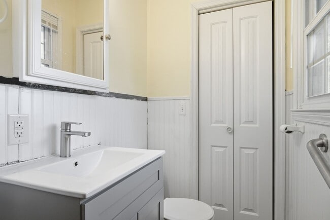 Building Photo - 3 bed, 1 bath.  Pet Friendly New remodel