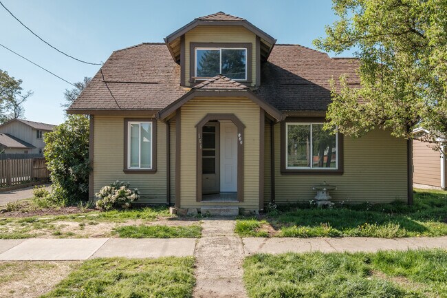 Primary Photo - 566 W Ida St