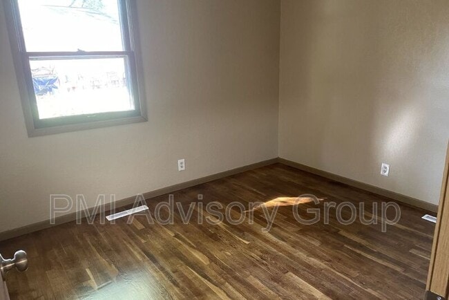 Building Photo - 2213 SE Davies St