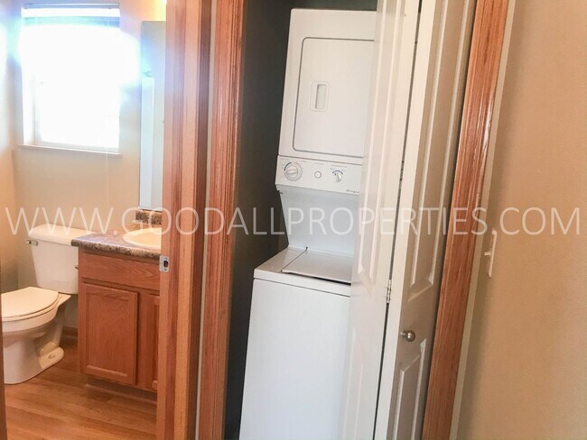 Building Photo - 2 Bedroom, 2.5 Bath Townhome in Urbandale with an attached two car garage.
