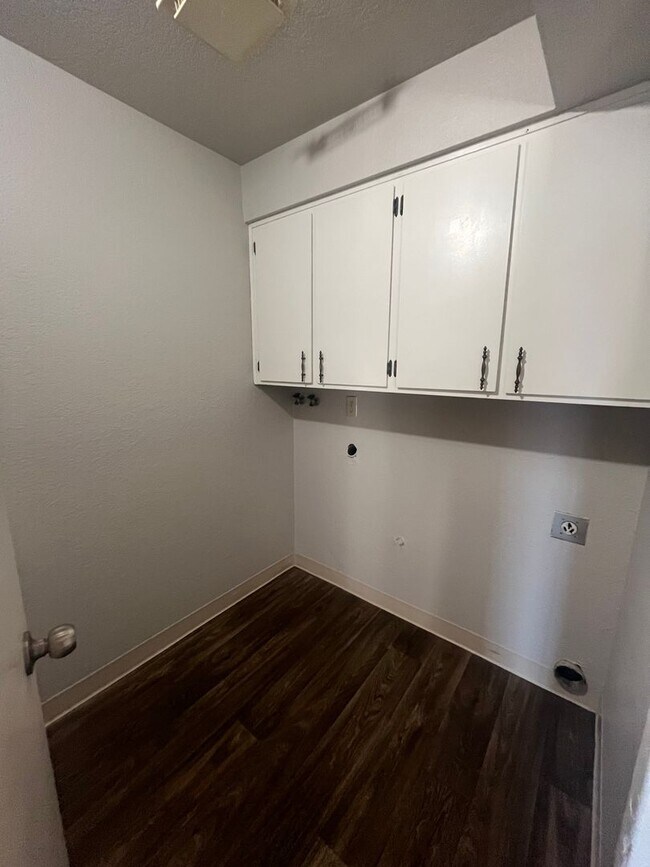 Building Photo - 2-Bedroom 1 1/2-bathroom Townhouse Style Apartment