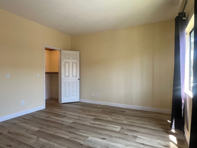 Building Photo - Los Caballeros #526