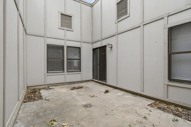 Building Photo - 6518/6520 E 90th St Duplex