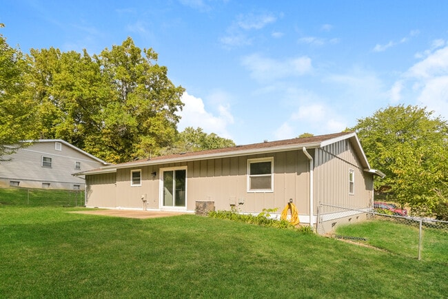 Building Photo - Fantastic 4bd/3ba home! Let yourself in!