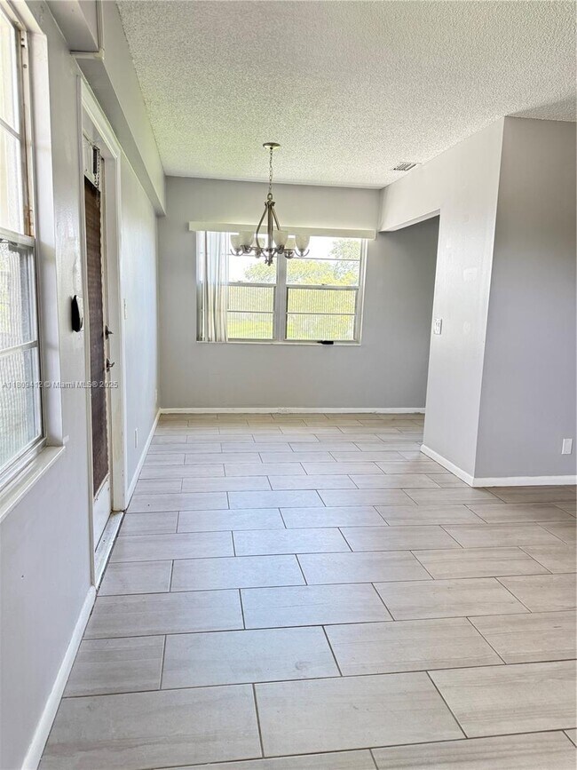 Building Photo - 165 Fanshaw Way