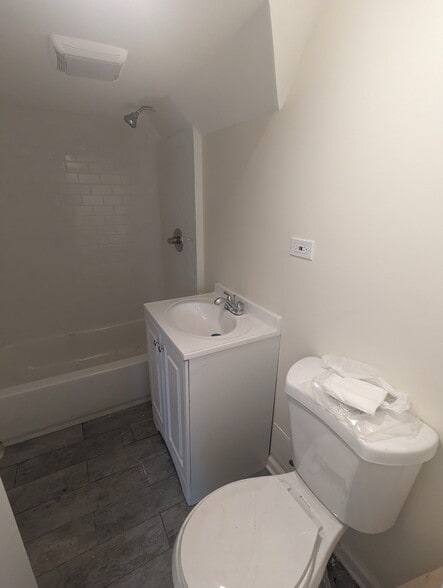 Building Photo - 7042 S Kimbark Ave