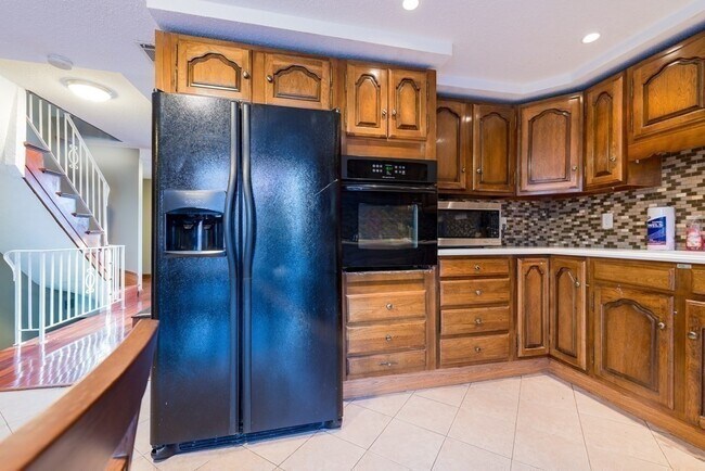 Building Photo - 474 E 7th St